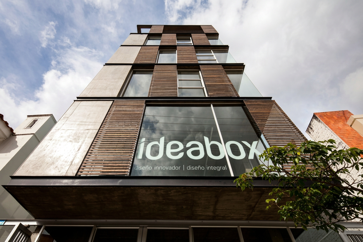 Office building facade with large glass window displaying espinoza carvajal arquitecots diseño innovador | diseño integral'